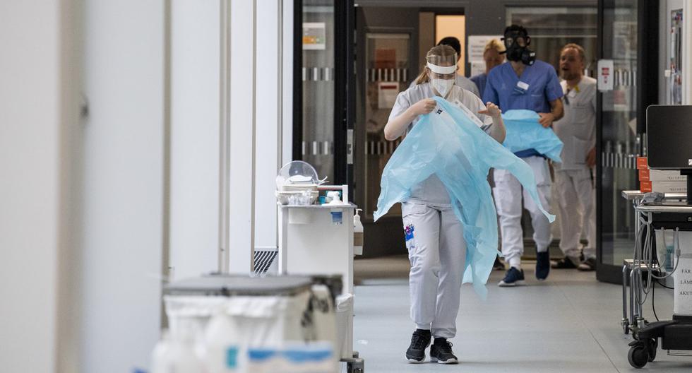 Imagen referencial. Los trabajadores de la salud se ponen equipos de protección mientras se preparan para recibir a un paciente en el Hospital Danderyd, cerca de Estocolmo (Suecia), el 13 de mayo de 2020. (Jonathan NACKSTRAND / AFP).