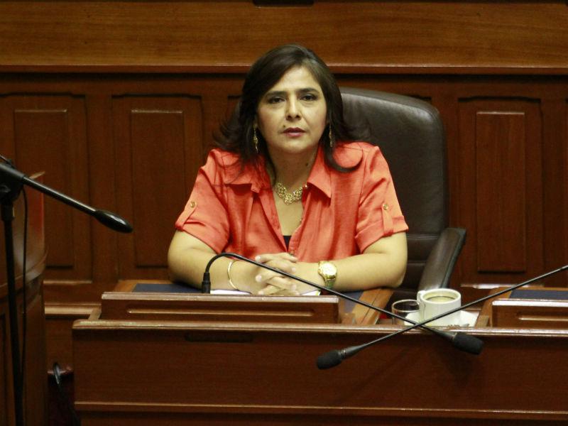 Censura a Ana Jara: Gobierno se muestra resignado en Twitter