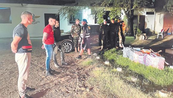 La Policía informó que los narcotraficantes transportan la droga en camiones desde el Vraem hacia Sullana (Piura), donde la camuflan entre cajas de plátanos y otros productos y la sacan por el puerto de Paita hacia Europa, donde es muy cotizada.