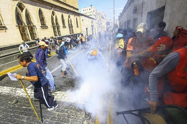 Arequipa: Detonan explosivos durante enfrentamientos en plaza de armas