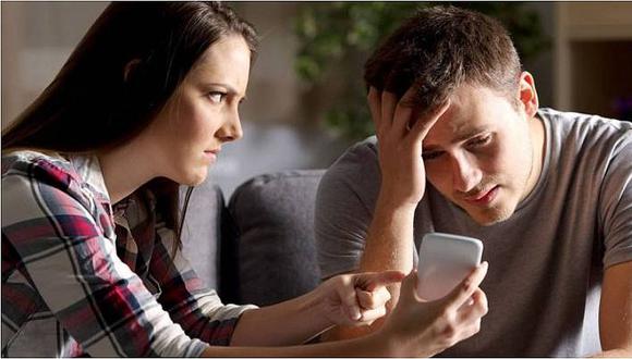 5 señales no verbales que te ayudarán a reconocer si tu pareja es infiel 