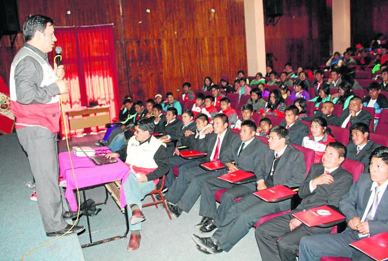 Huancavelicanos irían a Francia con Pronabec