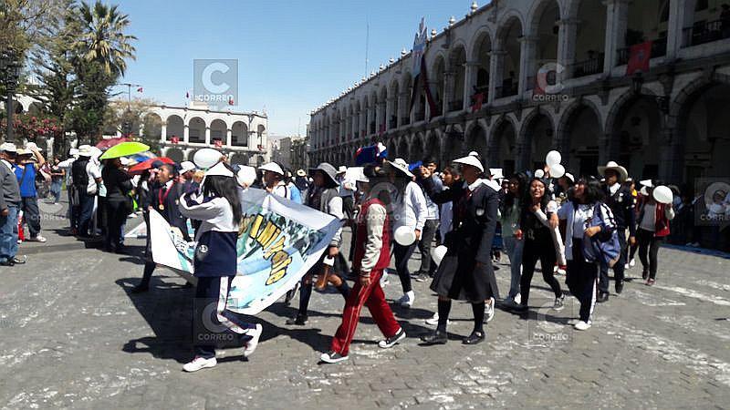 ​Alumnos de Arequipa salen a marchar en apoyo de profesores en huelga (VIDEO)