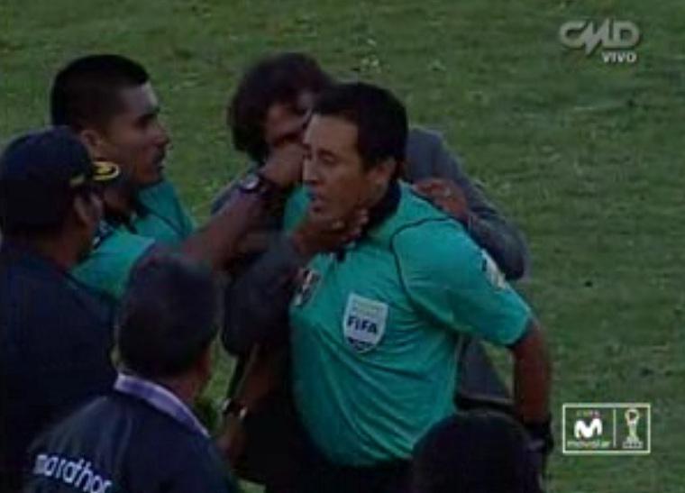 Franco Navarro agrede al juez asistente (VIDEO)