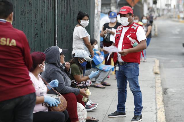 Personal del Midis permanece en el lugar para orientar a los ciudadanos. (Foto: Miguel Yovera)