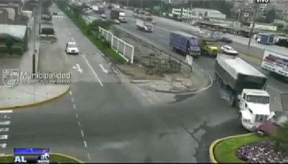 ​Surco: Dos heridos deja choque de auto con un tráiler (Video)
