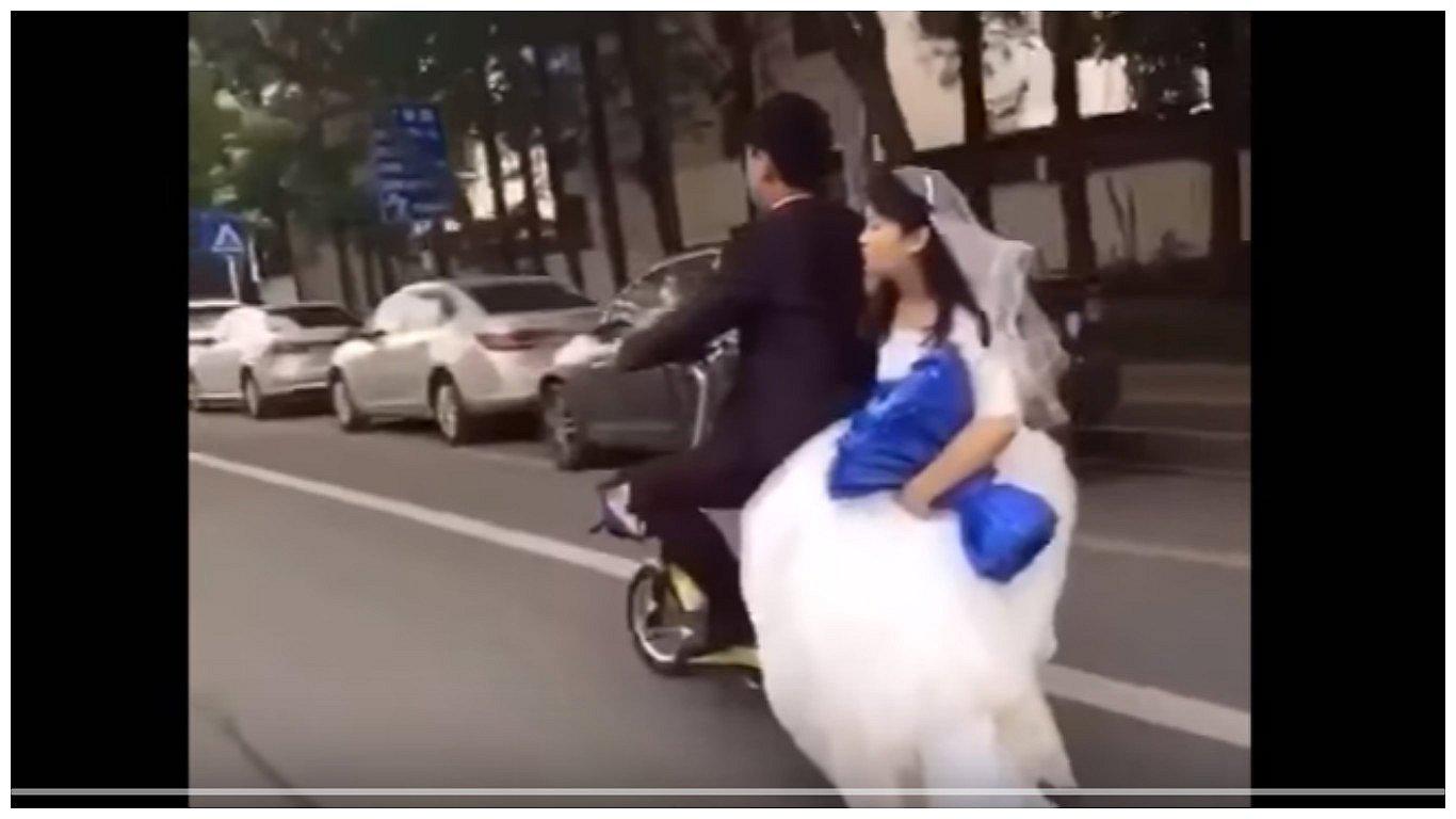 YouTube: Novio la llevaba a su ´luna de miel' en 'scooter', pero al final decide dejarla (VIDEO)