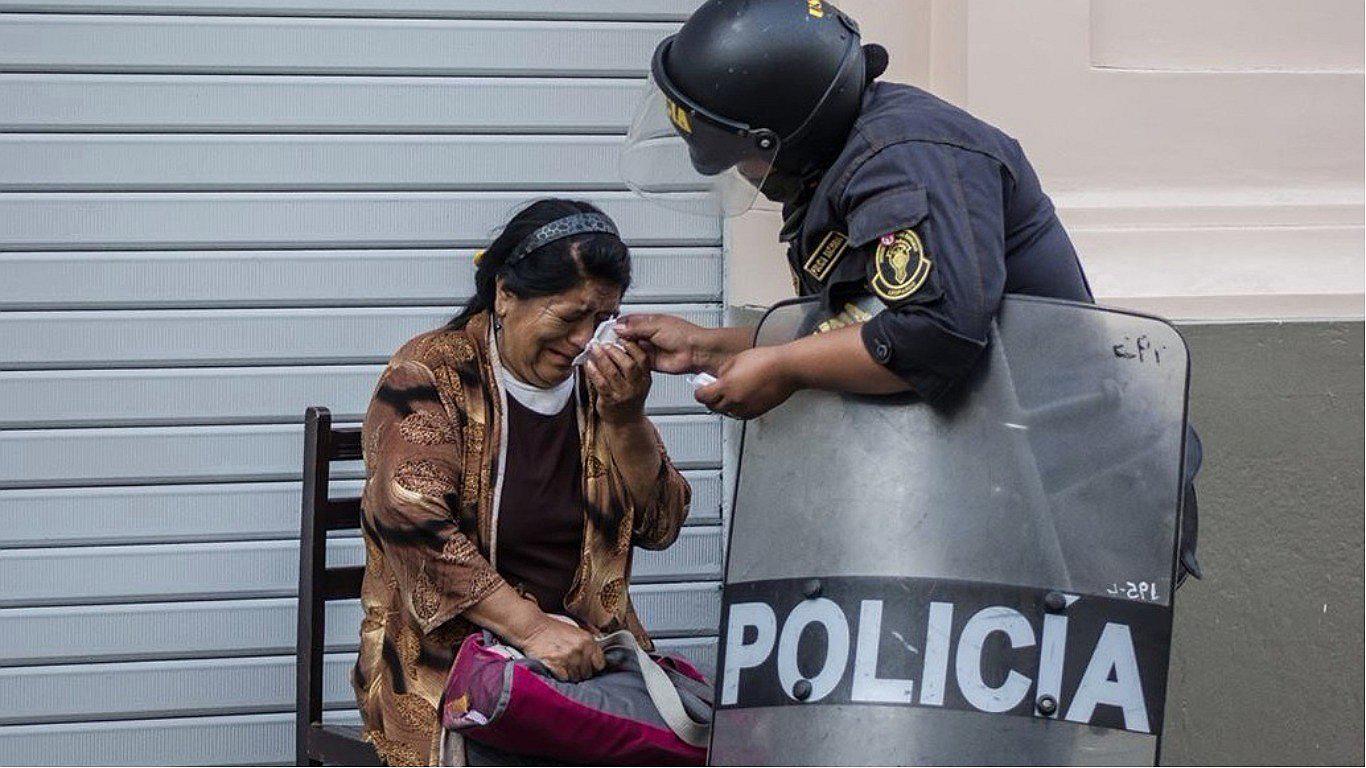 Policía consuela a mujer en plena protesta contra indulto a Fujimori (FOTO)