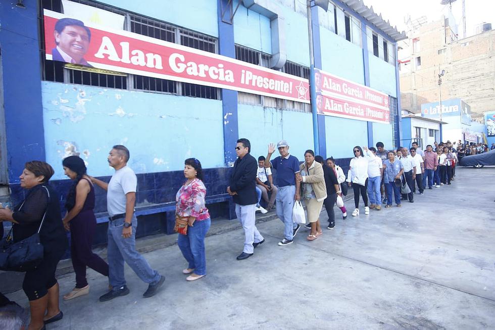 Alan García: Exprimera dama Pilar Nores recibe condolencias durante velatorio en la 'Casa del Pueblo'