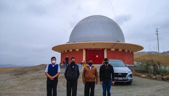 Autoridad de Pachía Antonio Santos Alférez y el presidente de la Asociación de Astronomía del Perú Javier Ramírez visitaron el observatorio del Morro Solar en Lima. (Foto: Difusión)