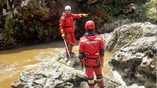 Bomberos y policías siguen por tercer día buscando a joven que cayó al río Ichu en Huancavelica