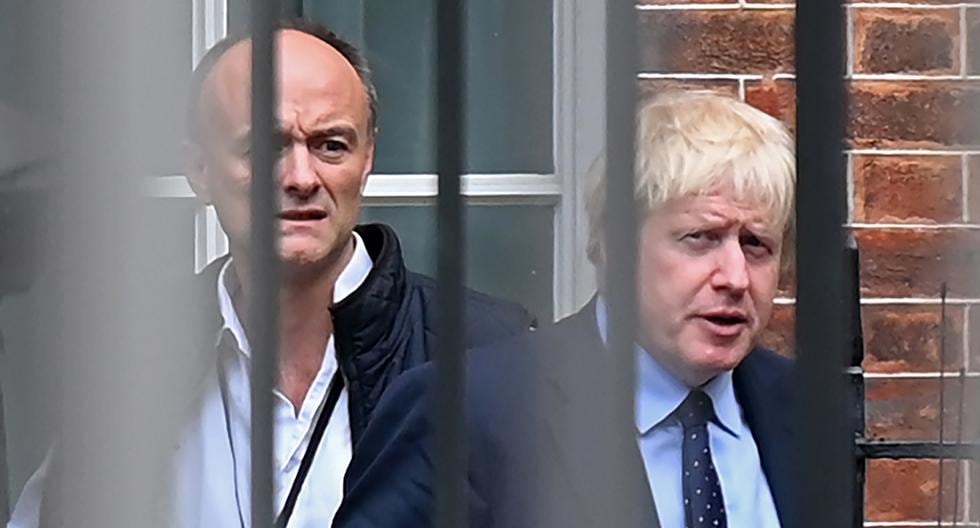 El primer ministro británico Boris Johnson (derecha) junto a su principal asesor Dominic Cummings, quien se saltó la cuarentena por coronavirus. (Photo by DANIEL LEAL-OLIVAS / AFP).