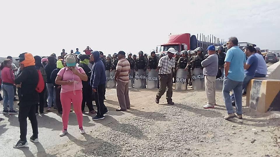Bloquean vías durante el paro provincial de Talara (VIDEO)