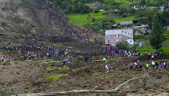 Los residentes abandonan sus hogares después de un deslizamiento de tierra en Alausi, Ecuador el 28 de marzo de 2023.  (Foto de Marcos PIN / AFP)