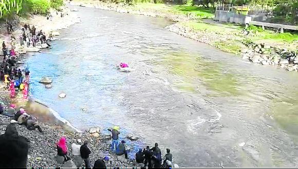 Chofer y estudiante desaparecen en río Mantaro tras despiste de auto