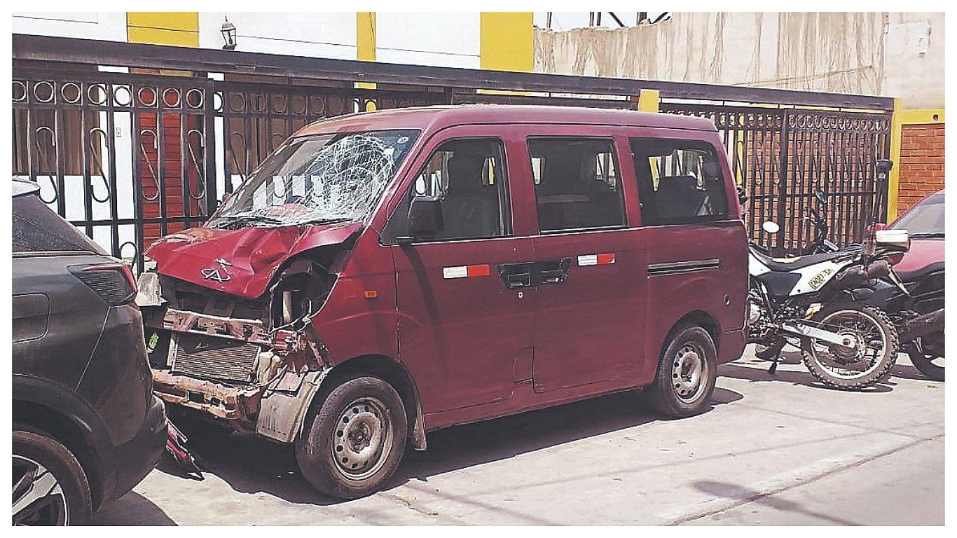 Joven fallece tras ser atropellado por miniván 