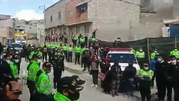 El comando de la Región Policial de Pasco rindió honores fúnebres al efectivo que murió víctima de COVID-19. (Foto: Captura de video)