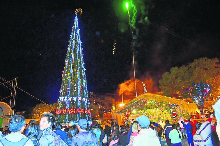 Huancayo enciende árbol de Navidad más grande de la región
