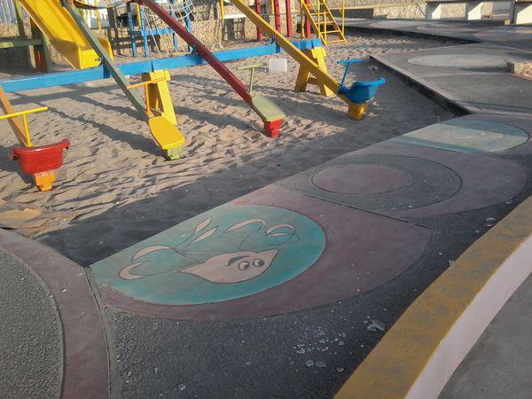 Niños arriesgan su integridad en juegos de parque