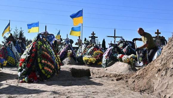 Un trabajador comunal llena una tumba de Oleksiy Telyzhenko, de 44 años, cuyo cuerpo ha estado desaparecido desde su captura en el asalto abortado de Rusia a Kyiv en las primeras semanas de la invasión rusa en marzo de 2022, después de su ceremonia fúnebre en el suburbio de Bucha en Kyiv. el 18 de octubre de 2022. (Foto de Sergei SUPINSKY / AFP)