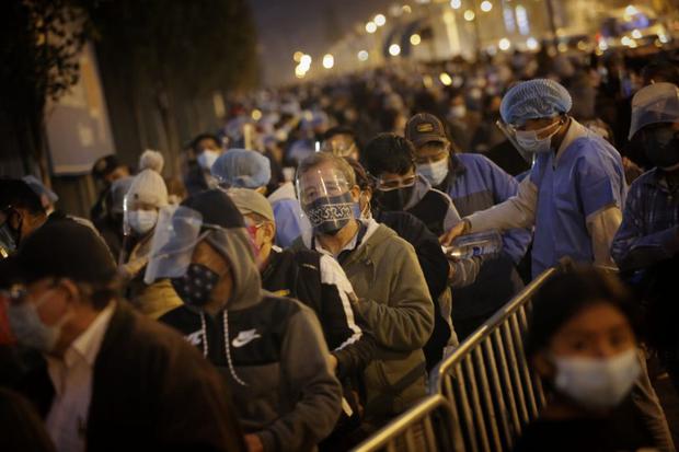 Cientos de personas se amanecieron para formar largas colas y acceder a vacunatorios. Foto: César Grados /@photo.gec