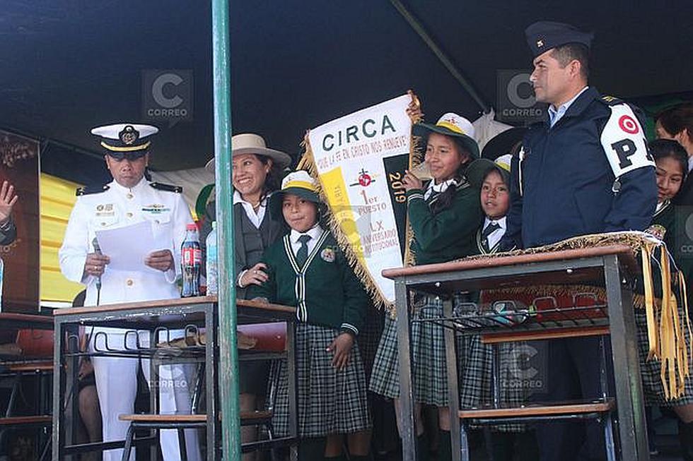 Estudiantes de Circa desfilaron por el Día de San Pedro y San Pablo