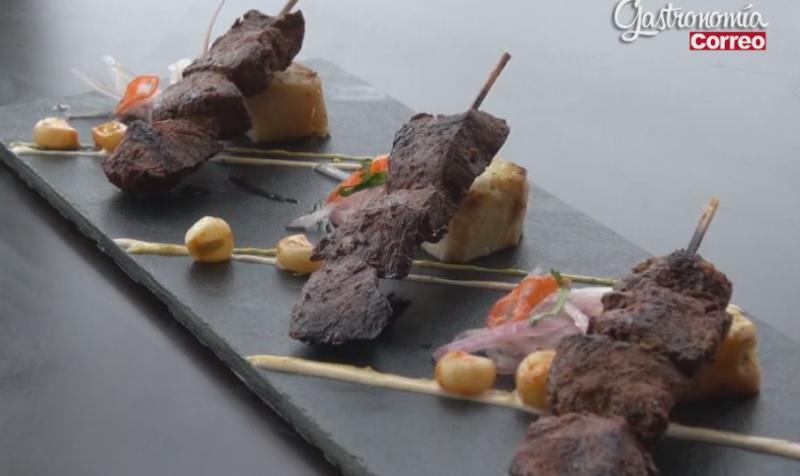 Celebran Día de la Canción criolla con bufet 100% peruano