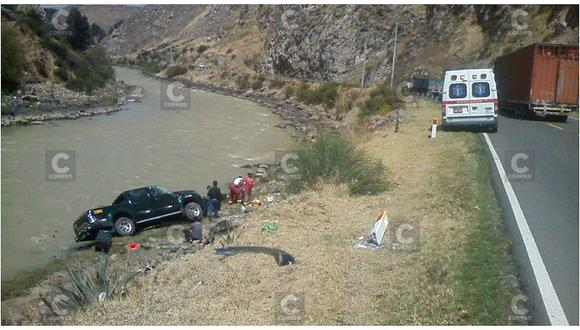 Pasajeros vuelcan con camioneta y rocas impiden que se hundan en el río Mantaro 