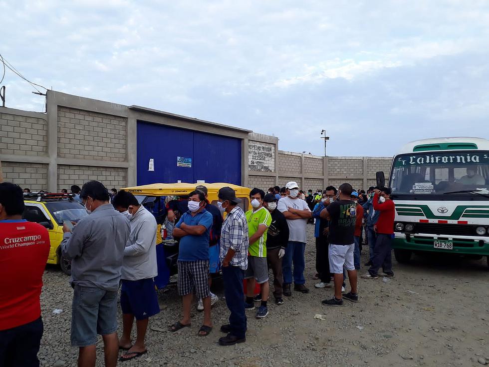 Decenas de personas abarrotan Terminal Pesquero de Trujillo 