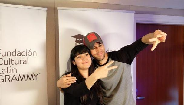 Enrique Iglesias entrega beca a hispana para estudiar en Universidad Berklee