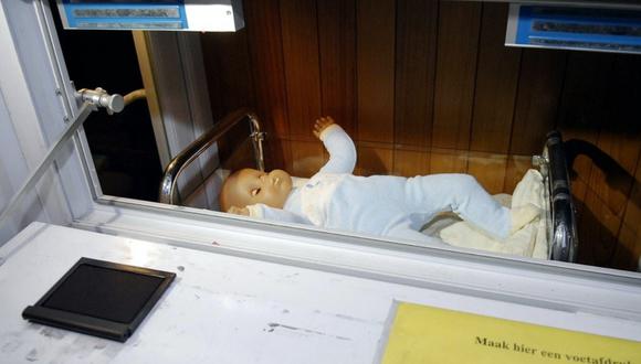 Un saludable recién nacido se convirtió en el más reciente usuario de un "buzón" para bebés abandonados en la ciudad de Amberes, Bélgica. | Crédito: Belga / The Brussels Times