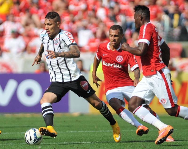 Suspenden a Paolo Guerrero con tres partidos por empujón a árbitro