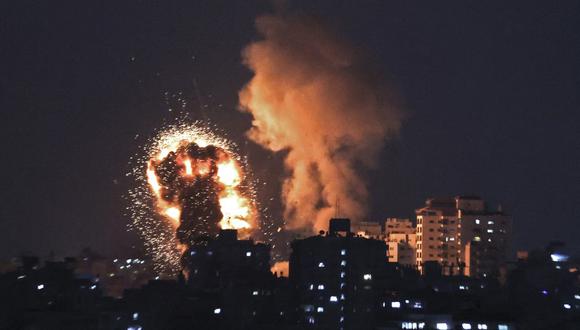 Una onda de fuego de los ataques aéreos israelíes es captada en la Franja de Gaza, controlada por el movimiento islamista palestino Hamas. (MAHMUD HAMS / AFP)