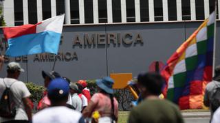 Surco: decenas de ciudadanos protestaron en los exteriores de la embajada de EE.UU. | FOTOS 