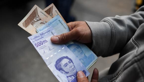 El viernes entra en vigencia una reconversión monetaria en Venezuela, que le quitará ceros a su destruida moneda, el bolívar (Foto: Federico PARRA / AFP)