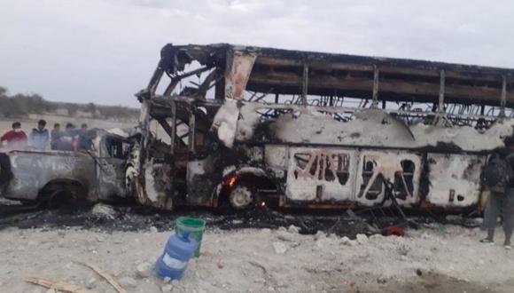 Los ocupantes de una camioneta fallecen al incendiarse el vehículo, el cual chocó contra un ómnibus lleno de pasajeros.