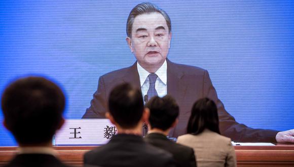 El ministro de Relaciones Exteriores de China, Wang Yi, habla durante su videoconferencia en el Congreso Nacional del Pueblo (APN) en el centro de medios en Beijing. (Foto: AFP/NICOLAS ASFOURI