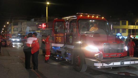 Bomberos reciben vehículo contra incendios