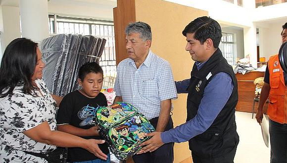 ​Entregan kits a niños damnificados del incendio del sector Río Seco
