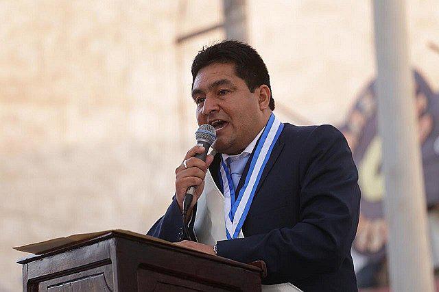 Alcalde de Víctor Larco juramenta en medio de lluvia de promesas 