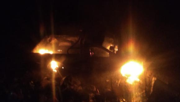 Camioneta quedo en llamas y sus ocupantes salvaron sus vidas