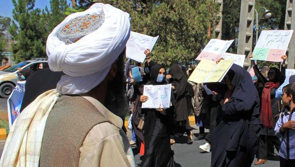 Las mujeres afganas sostienen pancartas mientras participan en una protesta en Herat. (Foto: - / AFP)