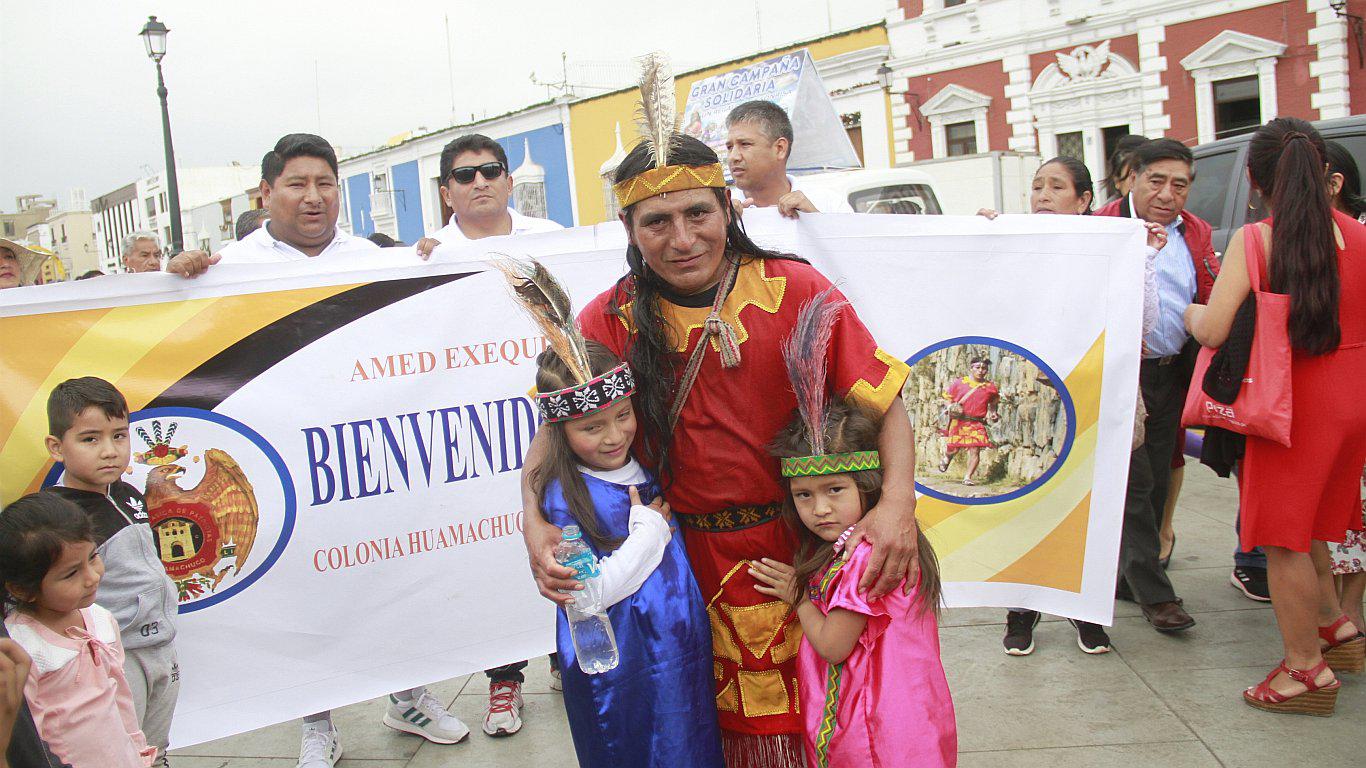 'Chasqui Bravo' recorre 117 kilómetros recaudando juguetes y ropa para niños (VIDEO)