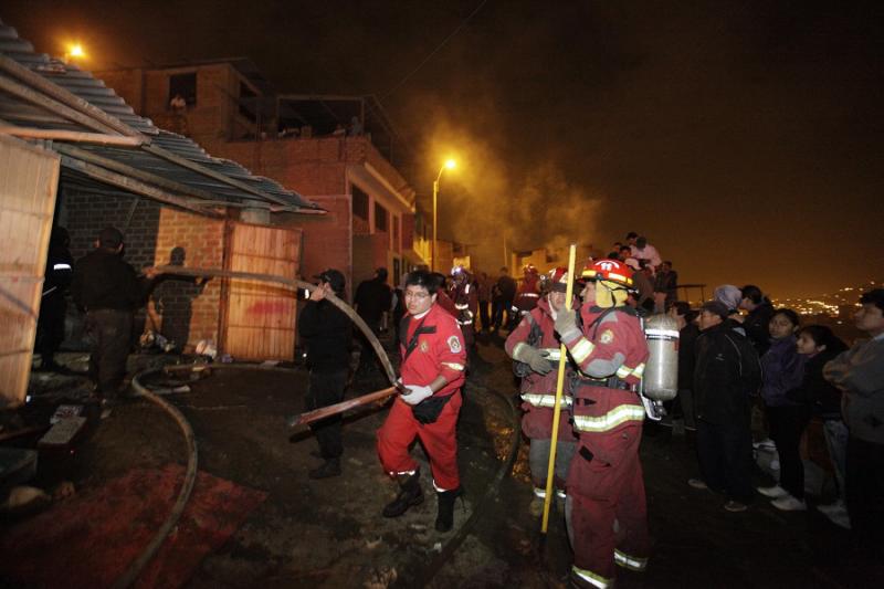Incendio destruye dos viviendas en Pamplona Alta