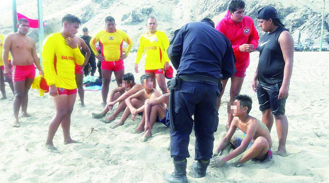 Nuevo Chimbote: Joven y cuatro menores salvan de morir ahogados en playa Atahualpa