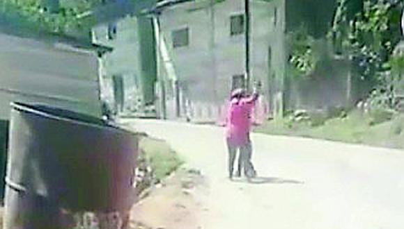 Mujer golpea a su hijo de 4 años y amenaza a vecinos que grabaron el maltrato (VIDEO)