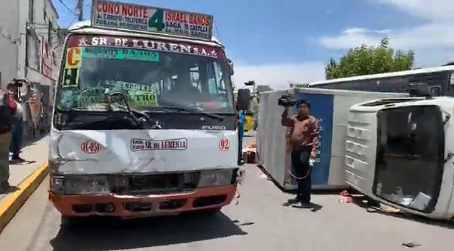 Accidente de tránsito voltea camión en avenida La Marina