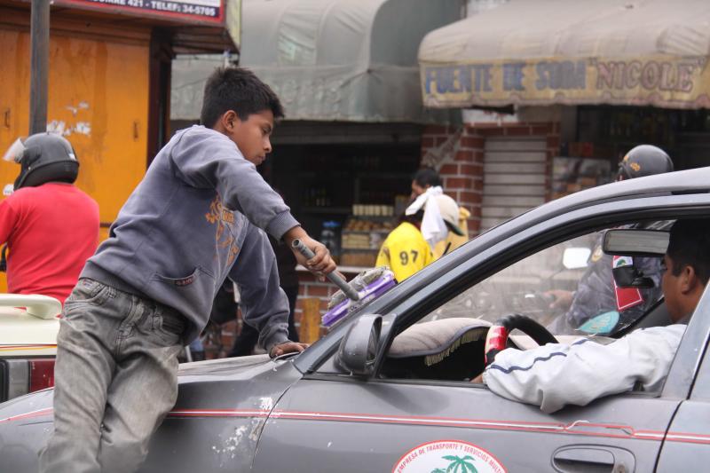 242 niños trabajan en las calles 