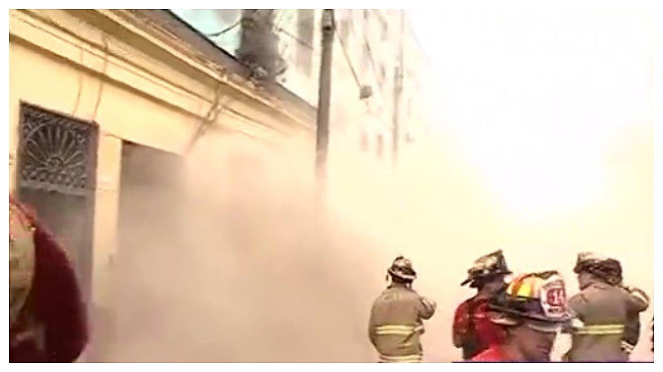 ​Rescatan a 51 personas atrapadas tras caída de solar (VIDEO)