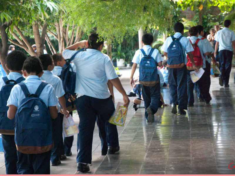 Peso de mochilas escolares no debe exceder el 15% del peso corporal del niño